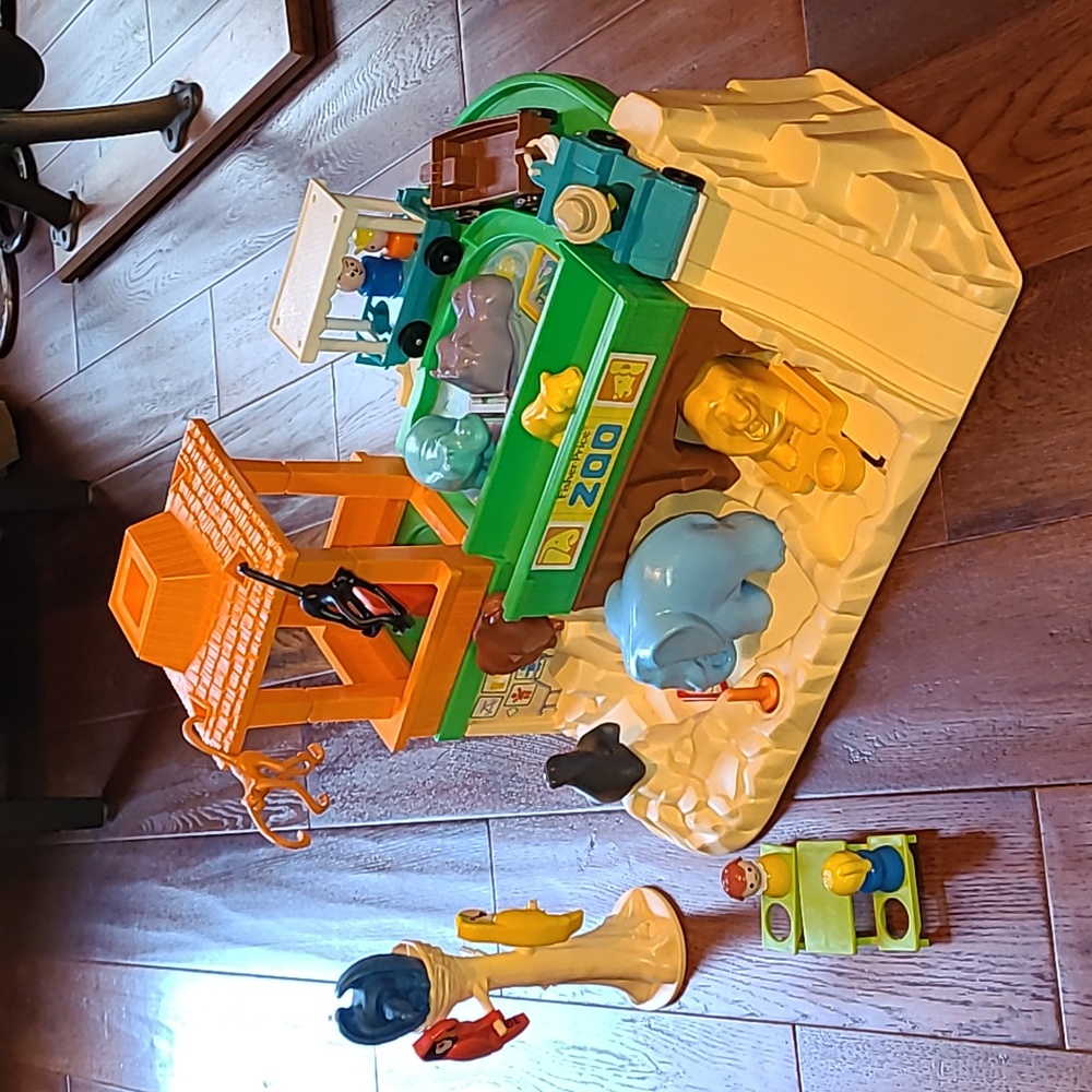 Vintage 1984 Fisher Price Zoo Toy